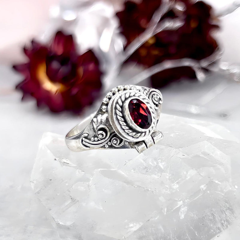 Antique Design Garnet Ring