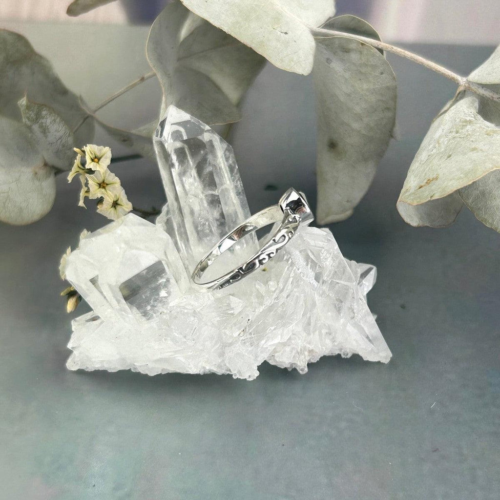 Swirl Band Design Gemstone Ring