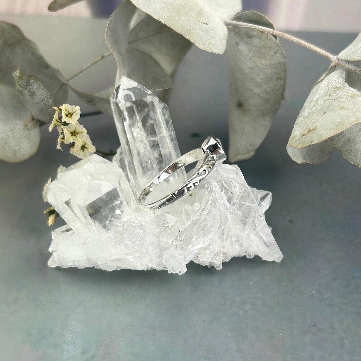 Swirl Band Design Gemstone Ring