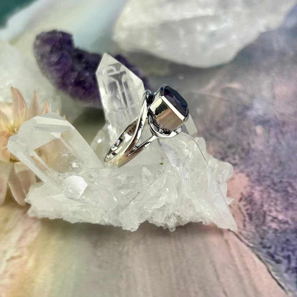 Scroll Pattern Gemstone Ring