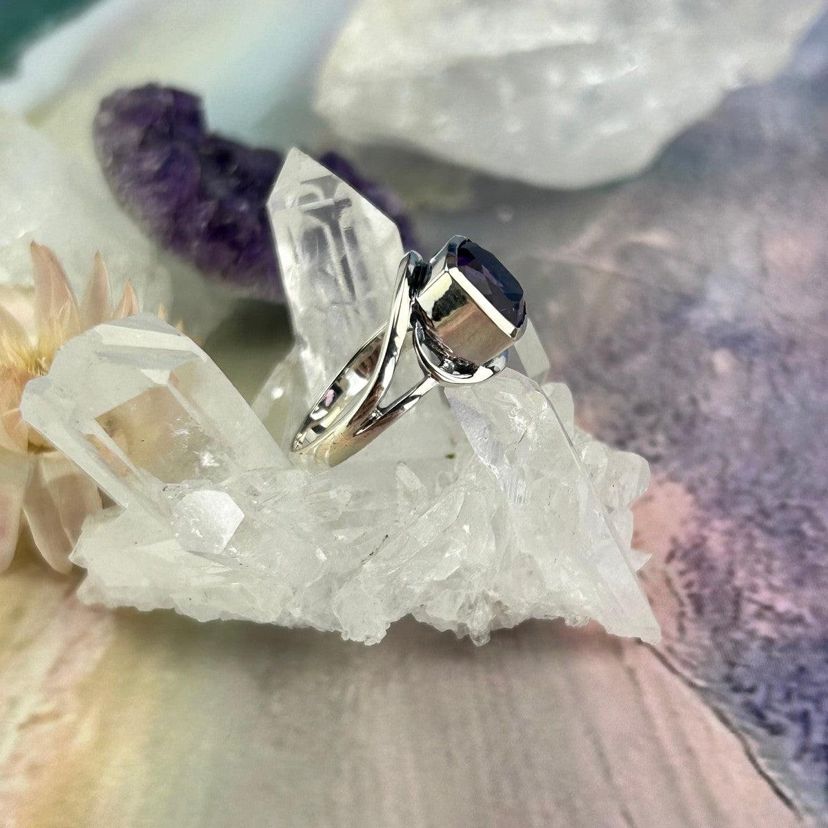 Scroll Pattern Gemstone Ring